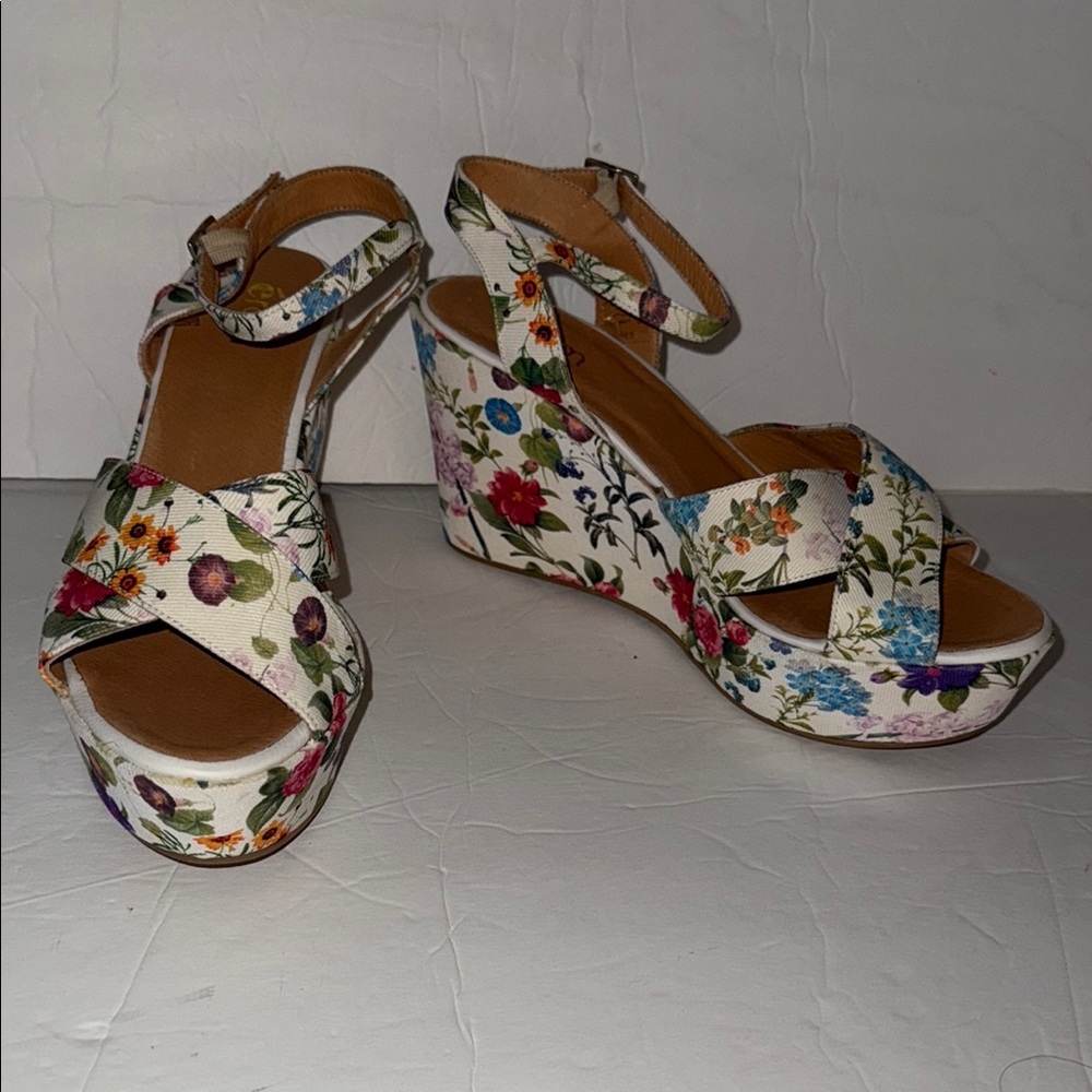 Eram Portugal Cream Wedge Sandals with Floral Design and Ankle Straps Size 41
